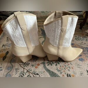 NWOT Arula SZ 8.5W Floral eyelet style heeled boots